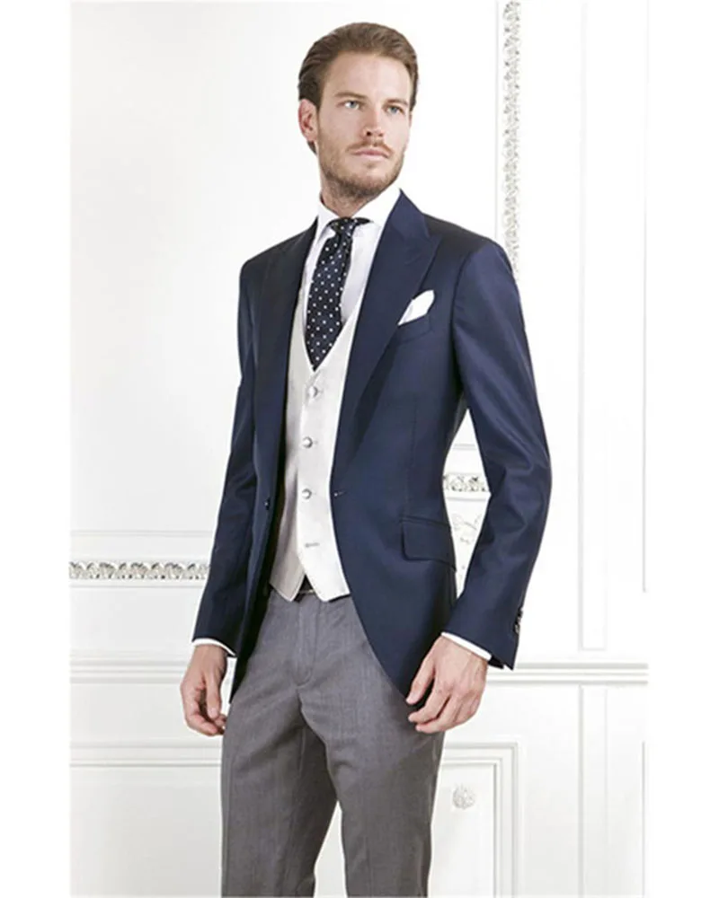 Официальная Темно-синяя куртка из 3шт, сшитая по последнему слову техники, Серые брюки, белый жилет, комплект свадебного мужского костюма, сшитый на заказ, блейзер, брюки, одежда для званого ужина 5