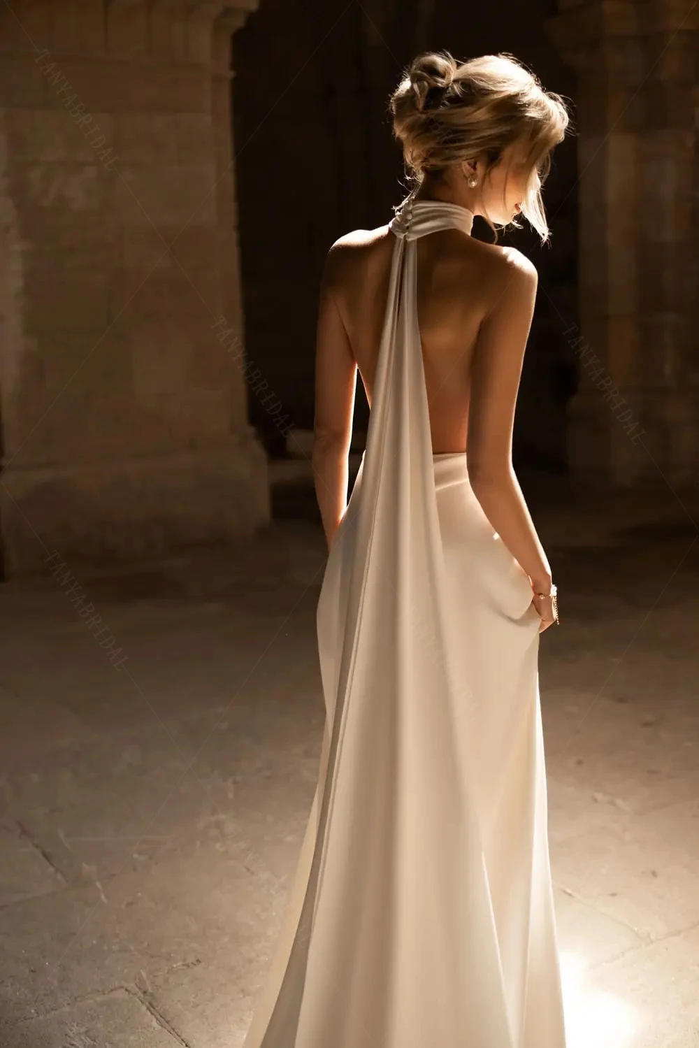 Неподвластное времени свадебное платье А-силуэта, глубокий V-образный вырез на бретельках, декоративная длинная лента от шеи до пола. DW782 3