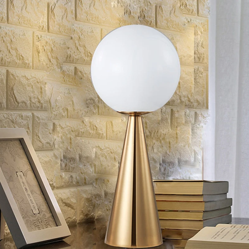 Настольная лампа Nordic Gold со светодиодной подсветкой Современный креативный дизайн Простой Прикроватный декор Настольная лампа для дома Гостиной Спальни 1