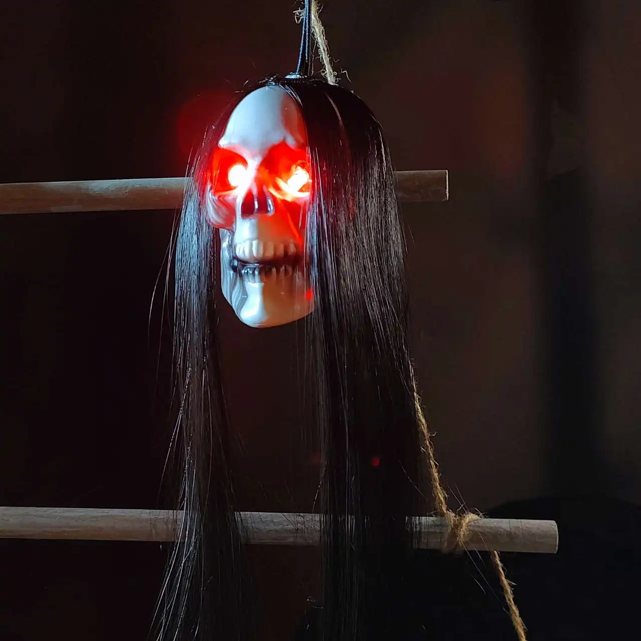 Новый Хэллоуин Подвесной Призрачный Череп с длинными волосами, светящимися глазами, Череп Ужаса, голова призрака, Скелет, реквизит для вечеринок 2023 года 2